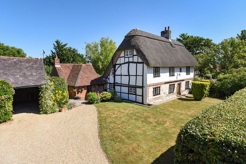 Historic Wealden Grade II listed 16th century farmhouse, Printsted